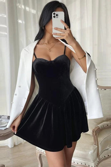 Vestido de cóctel corto negro con tirantes finos de una línea